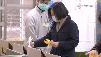 1分鐘投完4張票　總統握拳展現信心