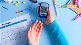 SMBG，也就是自我血糖監測( Self-monitoring of blood glucose) 的概念在疫情期間特別重要，王治元教授表示，若糖友無法看診詢問醫師，或遇到用藥、飲食等問題，都可以與自己的衛教師聯繫