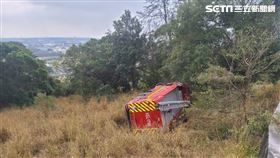 台中市消防局幼獅分隊水箱車出勤時翻落邊坡。（圖／翻攝畫面）