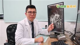 52歲的顧小姐，因為C型肝炎常規追蹤，才發現12公分的肝臟腫瘤，期間毫無症狀。會診醫師評估無法手術切除，而以肝動脈栓塞治療。後來到臺中榮民總醫院一般外科尋求第二意見評估，判定仍可接受肝臟切除才進行根除性治療，至今術後1年多沒再復發。