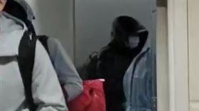 王力宏搭機返台