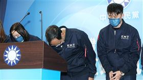 四大公投未過關　朱立倫：向全體國民黨表達歉意四大公投案18日登場，目前開票作業已接近尾聲，全國逾9成投開票所完成開票，不同意票皆高過同意票，國民黨主席朱立倫（右2）晚間7時在中央黨部召開記者會表示，他身為黨主席要向全體國民黨表達歉意，也強調自己會承擔責任。中央社記者郭日曉攝　110年12月18日