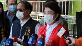 4大公投登場 盧秀燕健行國小投票4大公投18日登場，台中市長盧秀燕（右）上午前往北區健行國小投票所投票，鼓勵市民珍惜公民權，踴躍出來投票。中央社記者蘇木春攝  110年12月18日