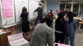 章魚哥北市天玉里得票率受關注4大公投案18日投票，素有「選戰章魚哥」之稱的台北市士林區天玉里得票率受關注。圖為天玉里投開票所進行開票作業。中央社記者劉建邦攝  110年12月18日