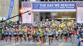 2021台北馬拉松登場2021台北馬拉松19日上午在市政府前廣場開跑，市長柯文哲指出，今年主題是RUN THE CITY–THE DAY WE REBORN，也就是跑動台北，向世界宣告最困難的時間已經過去了。中央社記者王飛華攝　110年12月19日