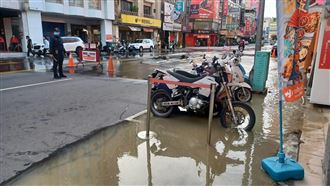新／台中青海路驚傳坍塌　大水湧路面