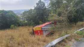 台中市，幼獅分隊61車，消防水箱車，行經大甲成功路下波翻覆邊坡，650萬水箱車恐報廢(圖/翻攝畫面)