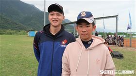 新生國小何哲翔和富邦悍將投手吳世豪。（圖／記者王怡翔攝影）