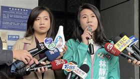 台灣基進組織部主任李雨蓁與律師陳冠琳到中檢告發顏寬恒送洗衣精涉賄。（記者李忠憲翻攝）