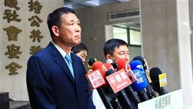 通緝犯陳宏宗拒捕遭擊斃　刑事警察局說明案件連續犯下槍擊案被通緝的犯嫌陳宏宗，10日在嘉義縣大埔鄉被警方圍捕，槍戰過程中遭警方擊斃。刑事警察局副局長朱宗泰（前）召開記者會說明案件。中央社記者蘇木春攝　108年7月10日