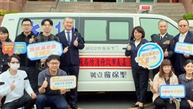 烘焙業者捐贈救護車回饋社會（1）嘉義市聖保羅烘焙花園總經理蘇勁威（2排左4）感念40年前老家水災經善心人士協助才脫困，20日捐贈消防局救護車等急救設備，由市長黃敏惠（2排右3）代表受贈。中央社記者黃國芳攝  110年12月20日
