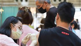 民眾北車接種疫苗（2）中央流行疫情指揮中心考量接種狀況踴躍，日前宣布延長台北車站疫苗接種站開設時間至21日，民眾無需預約、隨到隨打，完成接種者即可獲得1份禮品，15日下午也有大批民眾到場施打疫苗。中央社實習記者蕭宇軒攝  110年12月15日