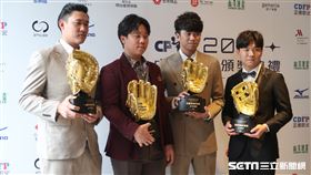 王威晨、江坤宇、許基宏和詹子賢拿到金手套。（圖／記者王怡翔攝影）