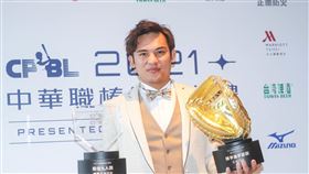 中職頒獎  林岱安包辦金手套及最佳9人中華職棒20日在台北舉行年度頒獎典禮，統一獅隊捕手林岱安（圖）拿下捕手金手套及最佳9人捕手獎。中央社記者裴禛攝  110年12月20日