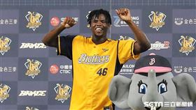 ▲台灣大賽G1中信兄弟先發投手德保拉拿下單場MVP。（圖／記者劉彥池攝影）