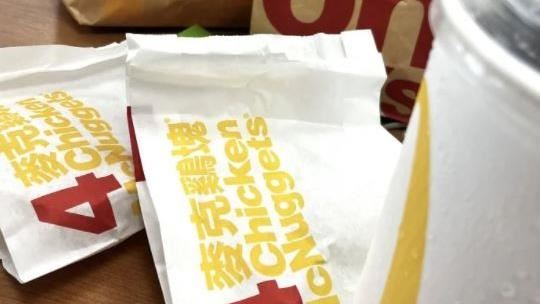 雞塊加1元多1件！小氣同事只出1元