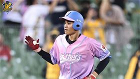 宋晟睿跳接美技守備後，敲出生涯首轟。（圖／中信兄弟圖供）