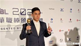▲富邦悍將曾峻岳獲得新人王。（圖／記者蕭保祥攝影）