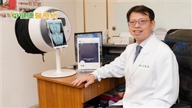 許哲豪醫師表示，肌膚老化分為「內因性」及「外因性」。內因性是隨著年紀增長的自然老化，而外因性則是外在因素使得肌膚老化，最常見為紫外線引起。