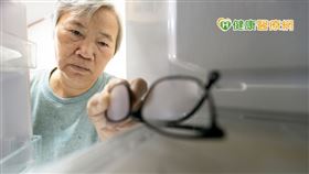 中醫師李深浦表示，人老了不一定會失智，但是如果任其老化而不預防保養者，失智的機率就可能大一些，人老化是全身性問題。