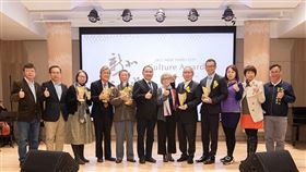 ▲侯友宜市長與得獎者合影，施岑宜老師(左三)、李乾朗老師(左四)、李再鈐老師(左五)、陳光雄先生(右五)、林峻丞執行長(右四)、文化局龔雅雯局長(右二)。（圖／新北市政府文化局提供）