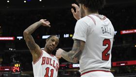 ▲「球哥」鮑爾（Lonzo Ball）後場傳前場，德羅森（DeMar DeRozan）輕鬆拿2分。（圖／美聯社／達志影像）