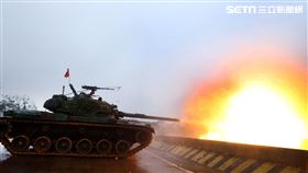 陸軍裝甲兵訓練指揮部「戰車排專精訓練」實施戰車砲射擊完成訓練項目。（記者邱榮吉/新竹拍攝）