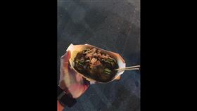 逢甲夜市，章魚燒，排隊買到拍照，轉身被陌生人插走一顆，對方回答以為是攬客　（圖／翻攝自爆怨公社）