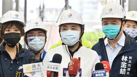 侯友宜：公投已經投出來了就尊重結果4大公投結果未過關，國民黨內部檢討聲不斷。新北市長侯友宜（中）21日受訪表示，公投已經投出來了就尊重結果。包括他也要自我反省跟檢討，檢討過後，大家一切要放下，團結往前走。中央社記者王鴻國攝  110年12月21日