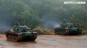 陸軍裝甲兵訓練指揮部「裝訓部戰車排專精訓練、戰鬥射擊」讓戰車排乘員瞭解默契的重要性及「同車一命」之精神。（記者邱榮吉/新竹拍攝）