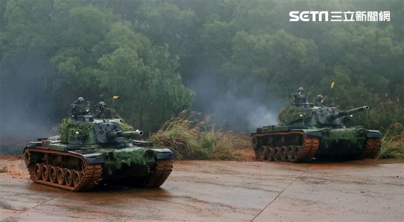 陸軍裝甲兵訓練指揮部「裝訓部戰車排專精訓練、戰鬥射擊」讓戰車排乘員瞭解默契的重要性及「同車一命」之精神。（記者邱榮吉/新竹拍攝）