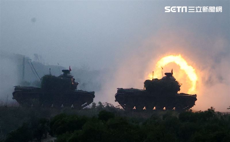 陸軍裝甲兵訓練指揮部「裝訓部戰車排專精訓練、戰鬥射擊」讓戰車排乘員瞭解默契的重要性及「同車一命」之精神。（記者邱榮吉/新竹拍攝）