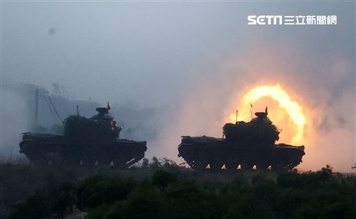 陸軍裝甲兵訓練指揮部「裝訓部戰車排專精訓練、戰鬥射擊」讓戰車排乘員瞭解默契的重要性及「同車一命」之精神。（記者邱榮吉/新竹拍攝）