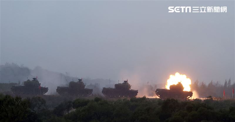 陸軍裝甲兵訓練指揮部「裝訓部戰車排專精訓練、戰鬥射擊」讓戰車排乘員瞭解默契的重要性及「同車一命」之精神。（記者邱榮吉/新竹拍攝）