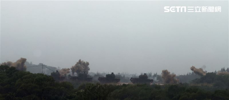 陸軍裝甲兵訓練指揮部「裝訓部戰車排專精訓練、戰鬥射擊」讓戰車排乘員瞭解默契的重要性及「同車一命」之精神。（記者邱榮吉/新竹拍攝）