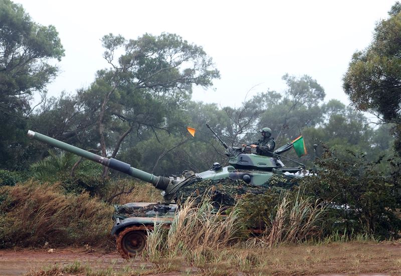 陸軍裝甲兵訓練指揮部「裝訓部戰車排專精訓練、戰鬥射擊」讓戰車排乘員瞭解默契的重要性及「同車一命」之精神。（記者邱榮吉/新竹拍攝）