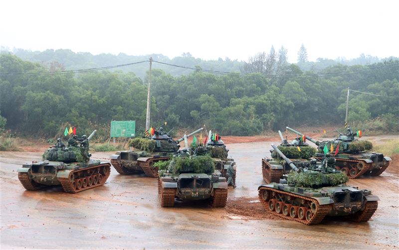 陸軍裝甲兵訓練指揮部「裝訓部戰車排專精訓練、戰鬥射擊」讓戰車排乘員瞭解默契的重要性及「同車一命」之精神。（記者邱榮吉/新竹拍攝）