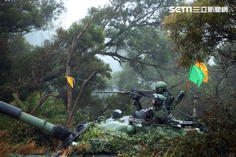 陸軍裝甲兵訓練指揮部「裝訓部戰車排專精訓練、戰鬥射擊」讓戰車排乘員瞭解默契的重要性及「同車一命」之精神。（記者邱榮吉/新竹拍攝）
