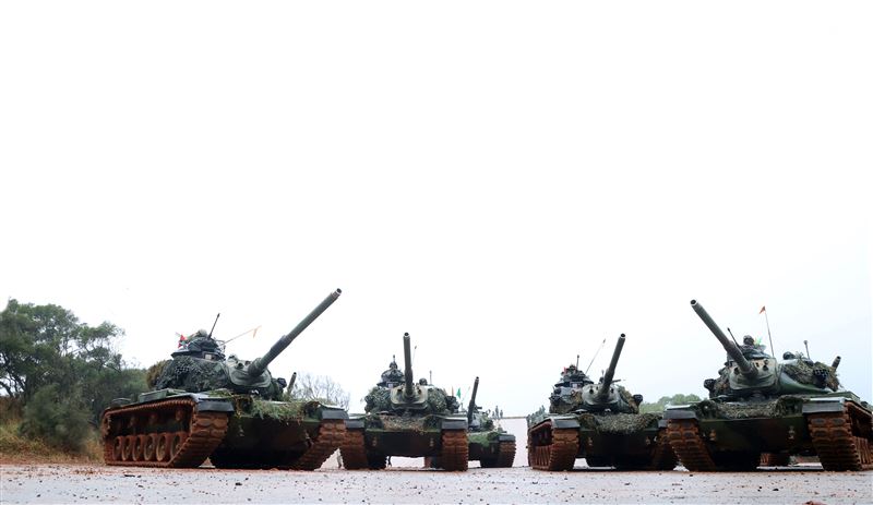 陸軍裝甲兵訓練指揮部「裝訓部戰車排專精訓練、戰鬥射擊」讓戰車排乘員瞭解默契的重要性及「同車一命」之精神。（記者邱榮吉/新竹拍攝）