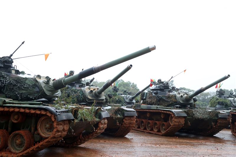 陸軍裝甲兵訓練指揮部「裝訓部戰車排專精訓練、戰鬥射擊」讓戰車排乘員瞭解默契的重要性及「同車一命」之精神。（記者邱榮吉/新竹拍攝）