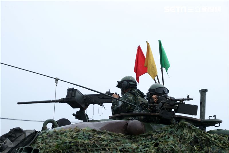 陸軍裝甲兵訓練指揮部「裝訓部戰車排專精訓練、戰鬥射擊」讓戰車排乘員瞭解默契的重要性及「同車一命」之精神。（記者邱榮吉/新竹拍攝）