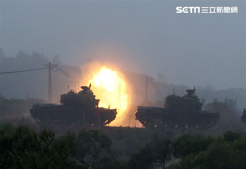 陸軍裝甲兵訓練指揮部「裝訓部戰車排專精訓練、戰鬥射擊」讓戰車排乘員瞭解默契的重要性及「同車一命」之精神。（記者邱榮吉/新竹拍攝）