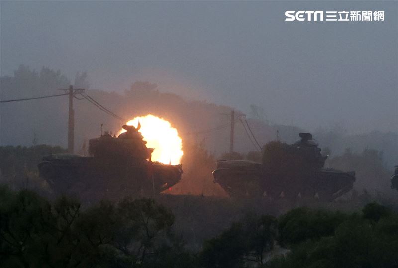 陸軍裝甲兵訓練指揮部「裝訓部戰車排專精訓練、戰鬥射擊」讓戰車排乘員瞭解默契的重要性及「同車一命」之精神。（記者邱榮吉/新竹拍攝）