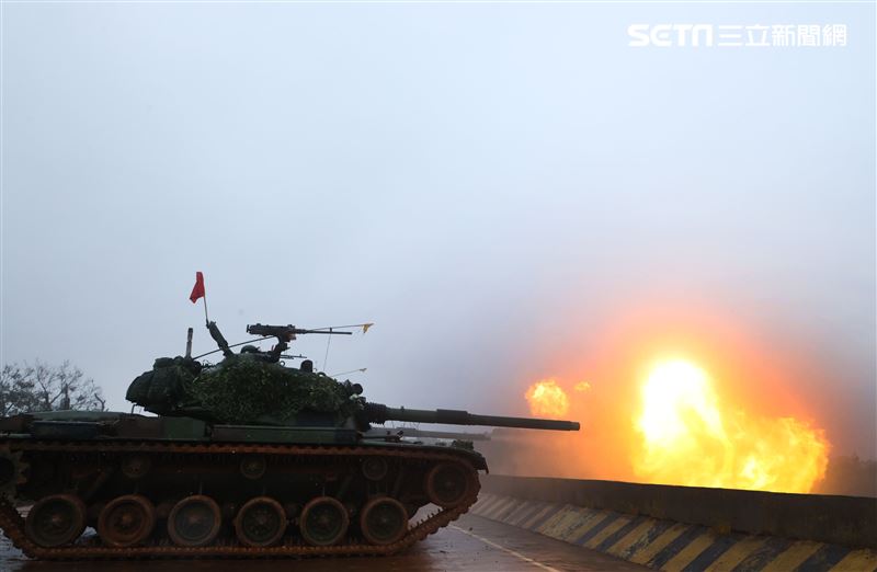 陸軍裝甲兵訓練指揮部「裝訓部戰車排專精訓練、戰鬥射擊」讓戰車排乘員瞭解默契的重要性及「同車一命」之精神。（記者邱榮吉/新竹拍攝）