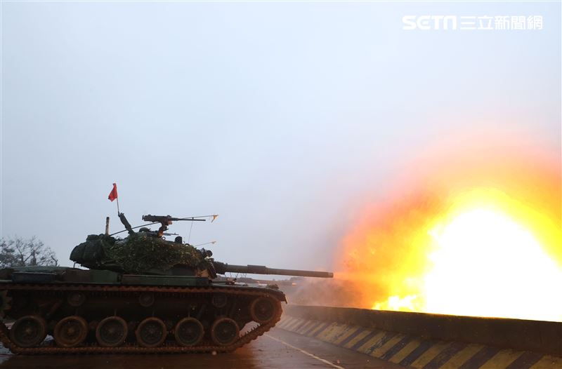 陸軍裝甲兵訓練指揮部「裝訓部戰車排專精訓練、戰鬥射擊」讓戰車排乘員瞭解默契的重要性及「同車一命」之精神。（記者邱榮吉/新竹拍攝）