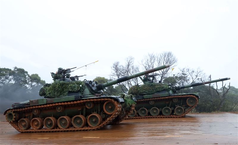 陸軍裝甲兵訓練指揮部「裝訓部戰車排專精訓練、戰鬥射擊」讓戰車排乘員瞭解默契的重要性及「同車一命」之精神。（記者邱榮吉/新竹拍攝）