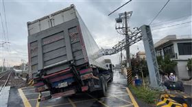  快訊／貨車超出限高「卡平交道」！台鐵潮州＝南州雙向延誤　翻攝畫面