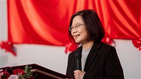 蔡英文、蘇貞昌、林智堅出席「產學創新研究學院揭牌剪綵」活動。（圖／總統府提供）