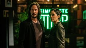 【駭客任務：復活】基努李維(左) 、凱莉安摩絲(右)。（圖／華納兄弟提供）