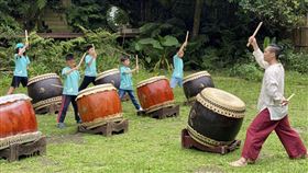 ▲在藝術導師優人神鼓帶領下，濂洞學子經過靜心、擊鼓訓練，將於新舞臺藝術節（圖／業者提供）